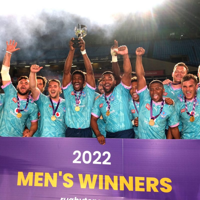 Bulls Mens Tens Team with trophy