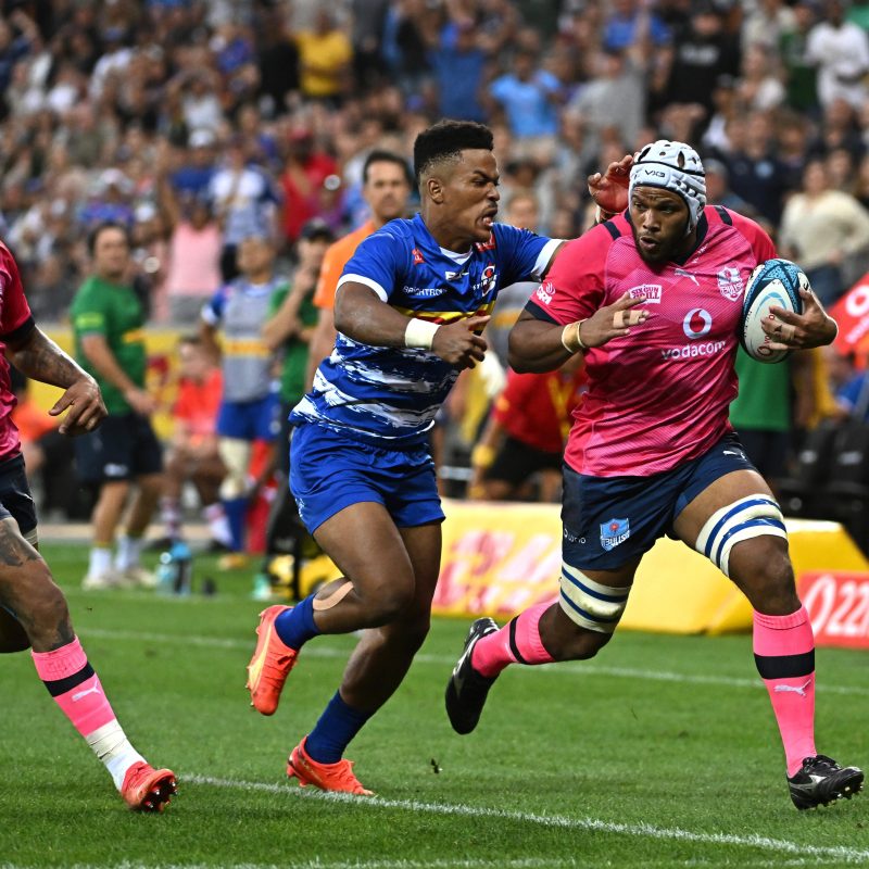 Nizaam Carr runs with ball in hand