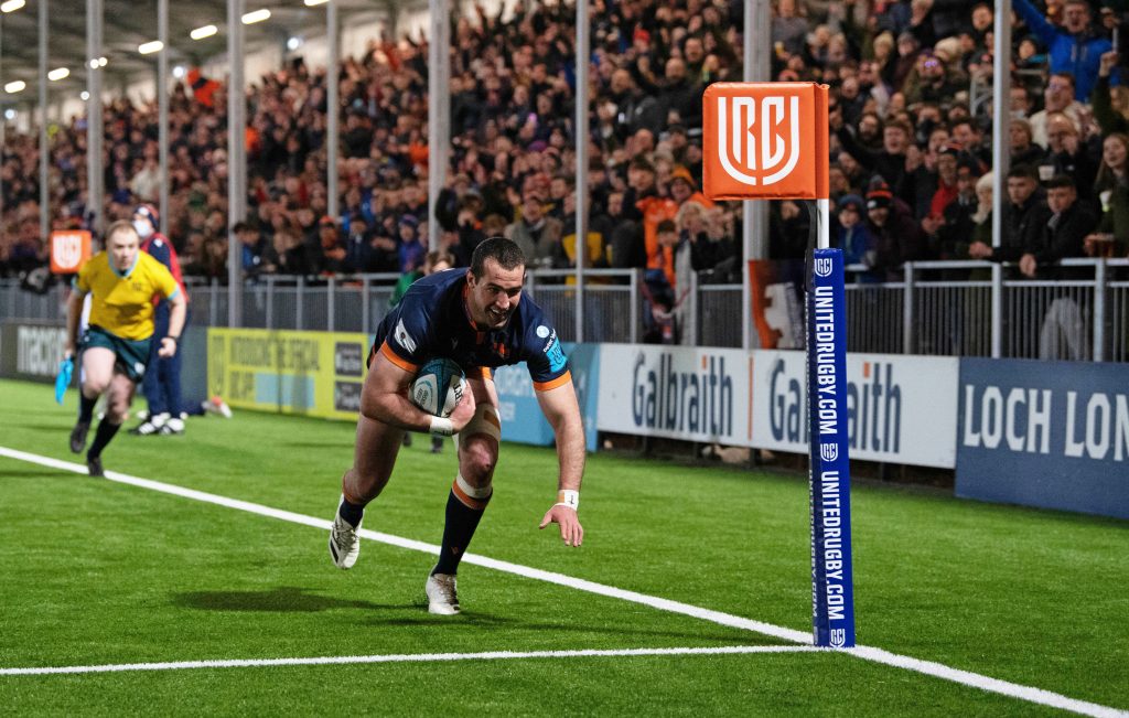 Henry Immelman dives for a try