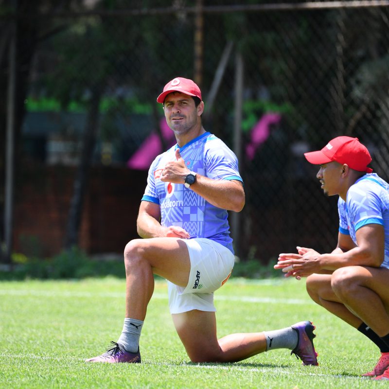 Morne Steyn gives a thumbs up during training (c) Vodacom Bulls/Johan Rynners