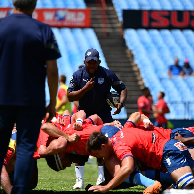 Edgar Marutlulle watching over a scrum by the Vodacom Bulls (c) Vodacom Bulls/Johan Rynners