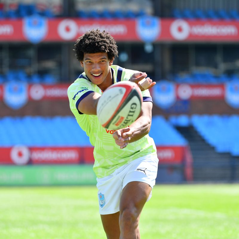 Kirt-Lee Arendse passing the ball at training during the 2022/23 Vodacom United Rugby Championship (c) Vodacom Bulls/Johan Rynners