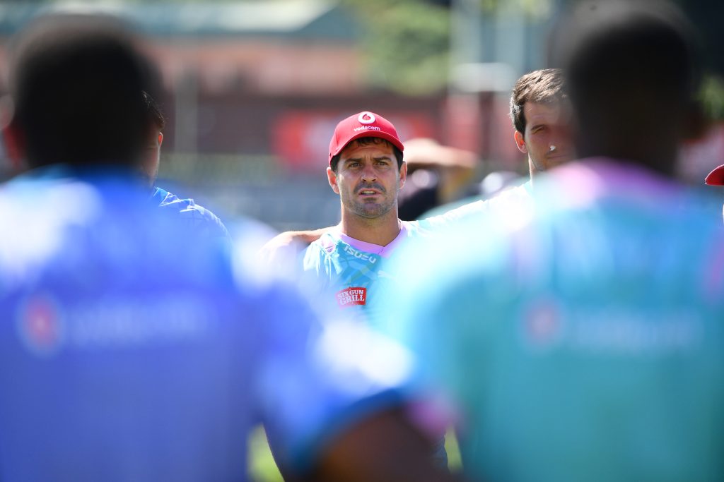 Morne Steyn speaks to the team during training (c) Vodacom Bulls/Johann Rynners