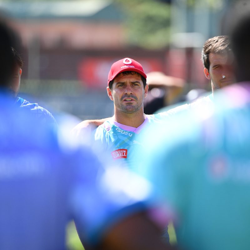 Morne Steyn speaks to the team during training (c) Vodacom Bulls/Johann Rynners