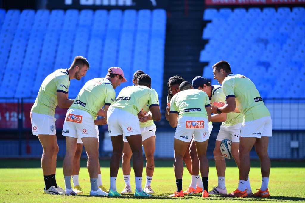 Vodacom Bulls players in a huddle singing (c) Vodacom Bulls/Johan Rynners