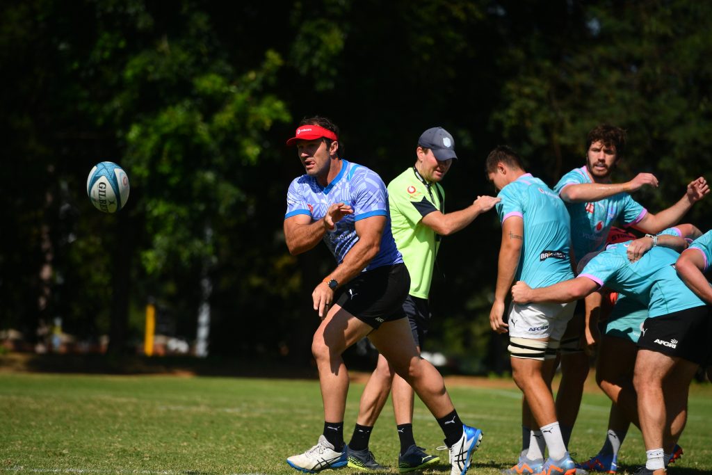 Bismarck du Plessis passing the ball during training at Loftus (c) Vodacom Bulls/Johan Rynners
