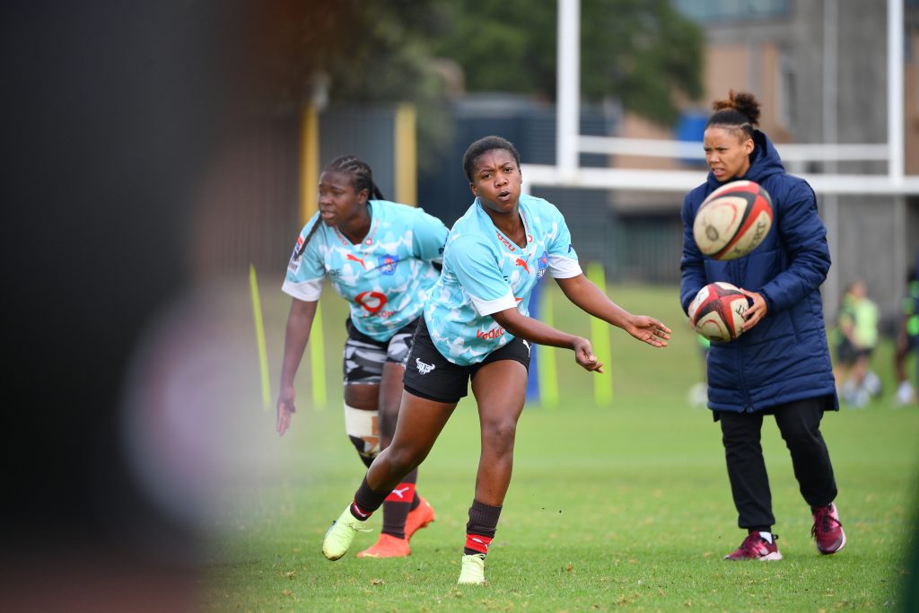 Bulls Daisies' player passes the ball during training at the HPC (c) Vodacom Bulls/Johan Rynners