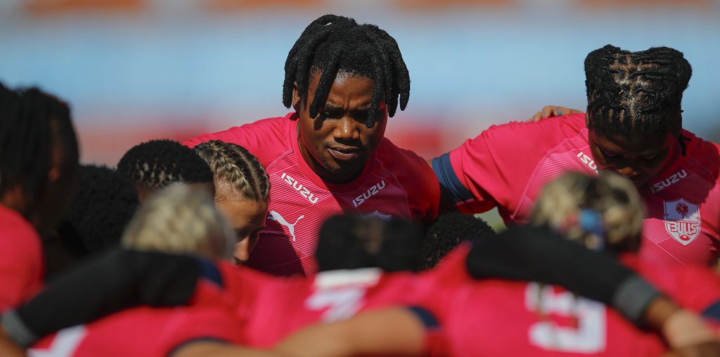 Lebogang Ralebona (centre) of the Bulls Daisies in a team huddle at Loftus Versfeld Stadium (c) Vodacom Bulls/Johan Rynners