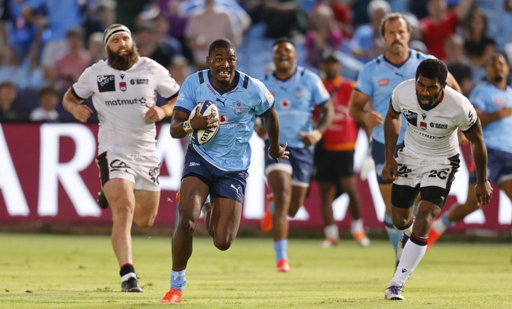 Bulls Sibongile Novuka (L) runs to scores a try during the European Champions Cup pool A rugby union match between Bulls and Lyon at Loftus Versfeld Stadium in Pretoria on December 10, 2022 (c) EPCR/AFP/GETTY