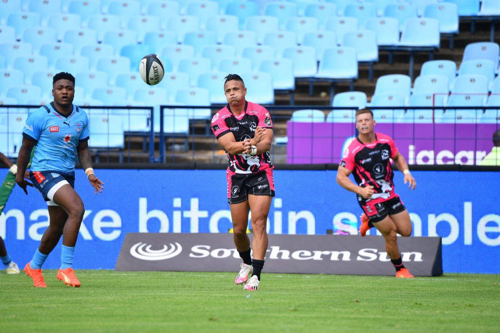 Devon Williams passing the ball during the 2023 Currie Cup competition (c) Vodacom Bulls/Johan Rynners