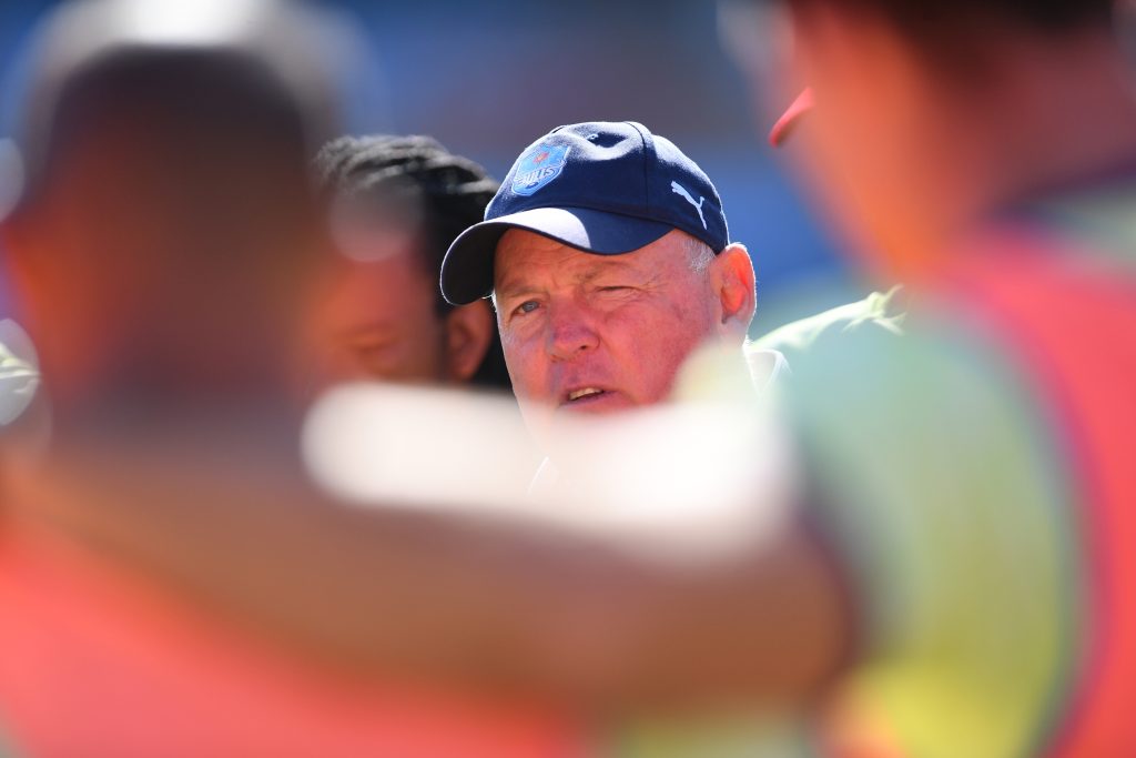 Jake White speaks to the team after training (c) Vodacom Bulls/Johan Rynners