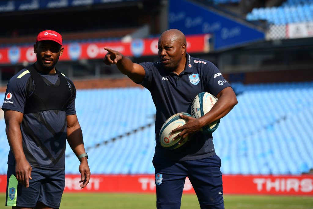 Kennedy Tsimba, Vodacom Bulls skills coach, sharing information with players during pre-season (c) Vodacom Bulls/Johan Rynners