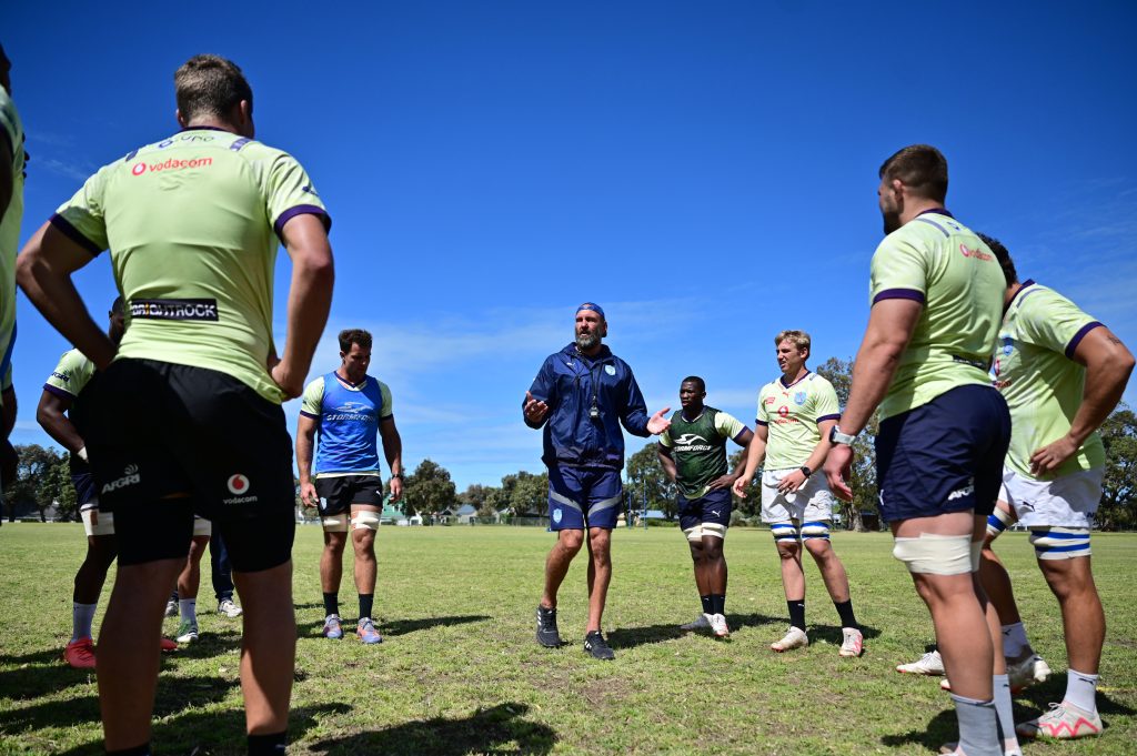 Andries Bekker speaks with the forwards during training (c) Vodacom Bulls/Johan Rynners