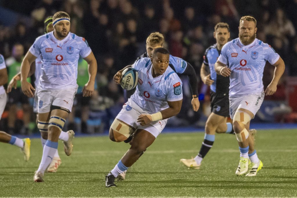 Simphiwe Matanzima carries for the Vodacom Bulls against Cardiff at Arms Park in Wales © URC/INPHO/Andrew Dowling