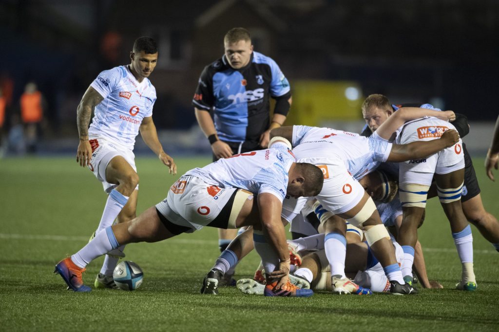 Embrose Papier prepares to kick for the Vodacom Bulls against Cardiff at Arms Park in Wales © URC/INPHO/Andrew Dowling