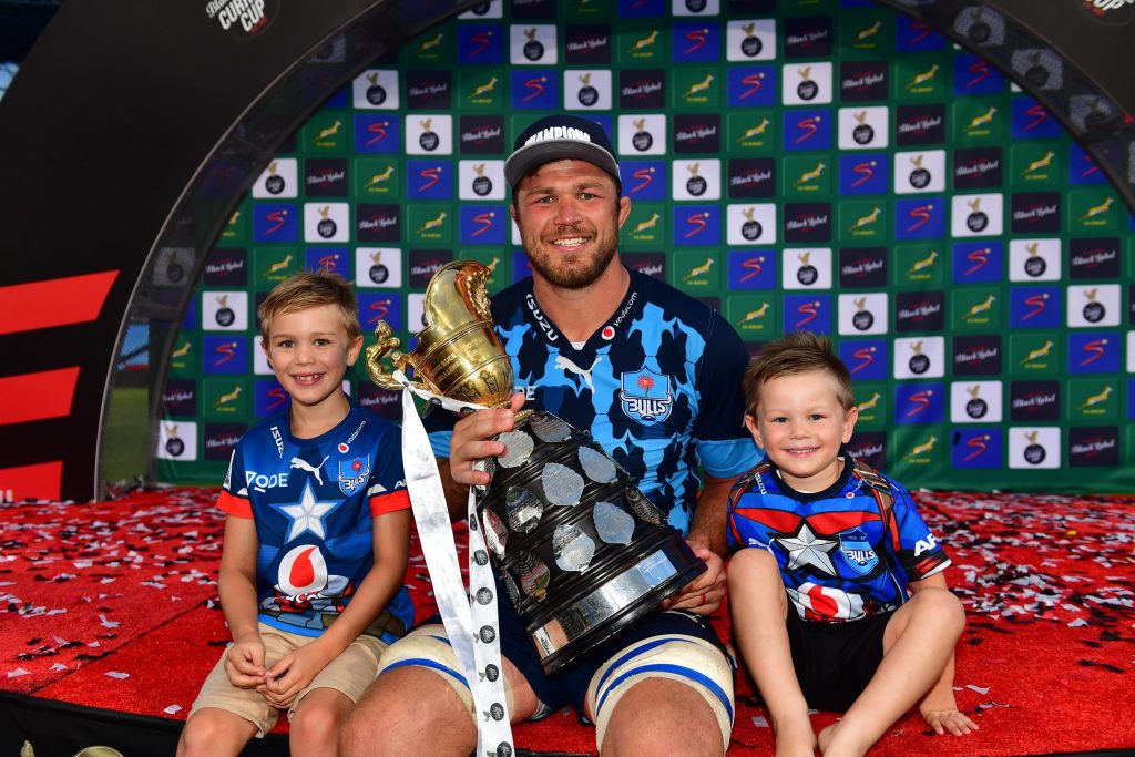 Duane Vermeulen and his children pose with the 2020 Currie Cup trophy at Loftus Versfeld Stadium (c) Vodacom Bulls/Johan Rynners