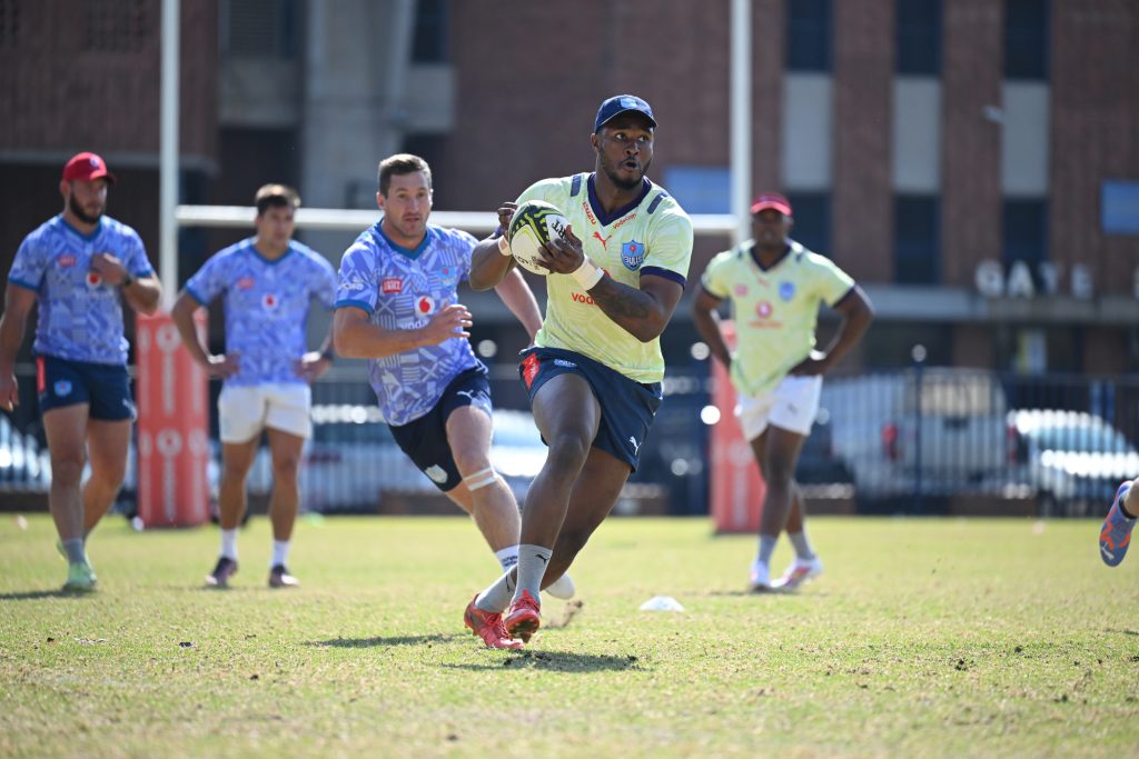 Mpilo Gumede splits the field during training at Loftus Versfeld Stadium (c) Vodacom Bulls/Johan Rynners