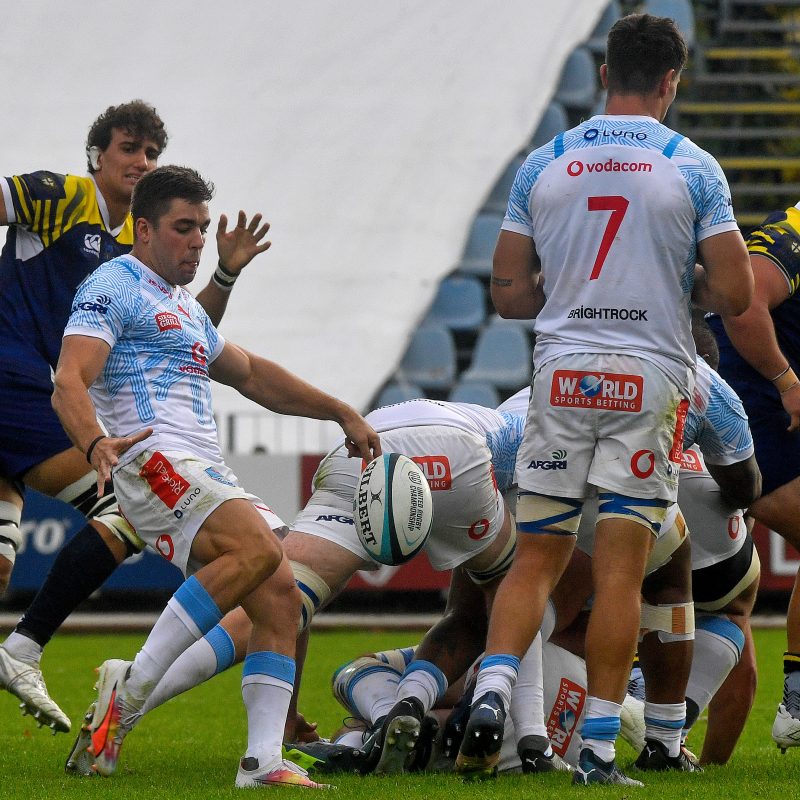 Zak Burger kicks the ball long against Zebre in Parma © URC/INPHO/Luca Sighinolfi