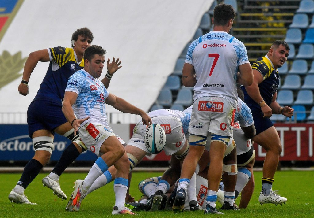 Zak Burger kicks the ball long against Zebre in Parma © URC/INPHO/Luca Sighinolfi